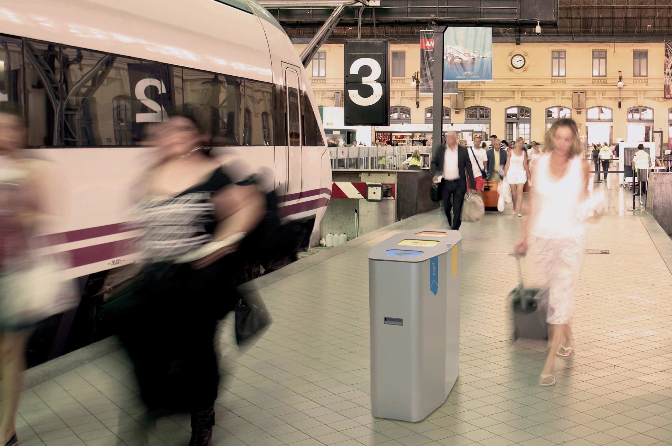 „Reisende auf einem Bahnsteig mit Hochgeschwindigkeitszug und farblich gekennzeichnetem Recyclingbehälter im Vordergrund.